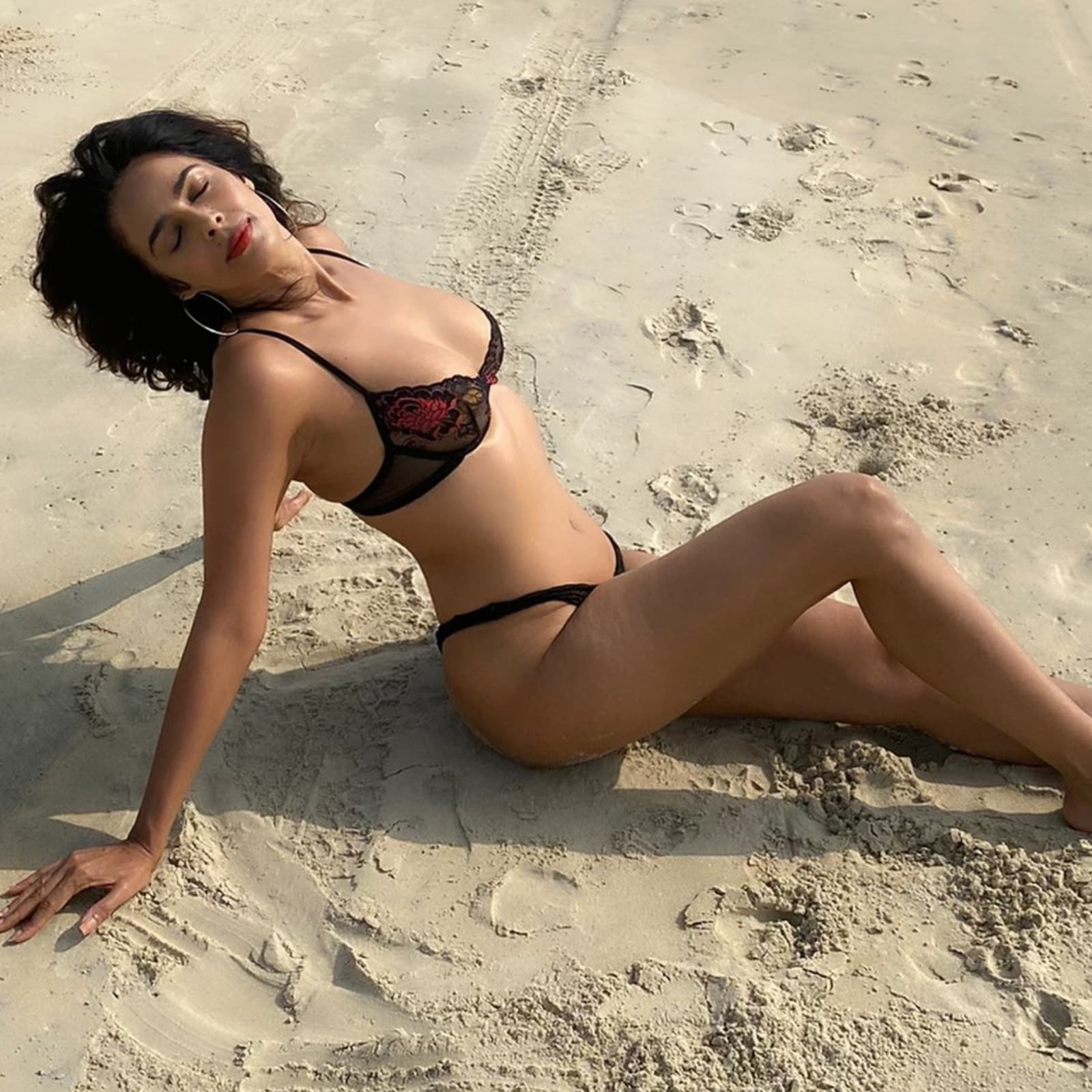 Bollywood Actress Mallika Sherawat Xxx Videos - Mallika Sherawat Strikes Sensuous Pose In Sexy Black Bikini While Resting On  Beach; Check Out Her Hot Pic - News18