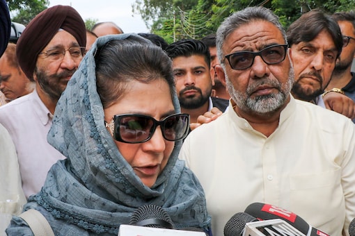 Former CM Mehbooba Mufti criticised how television channels were holding debates over her residence issue and not discussing the killing of a 19-year-old youth in Shopian. (Image: PTI/File)