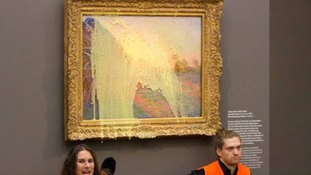 Last Generation EcoActivists Pour Mashed Potatoes on 111 mn