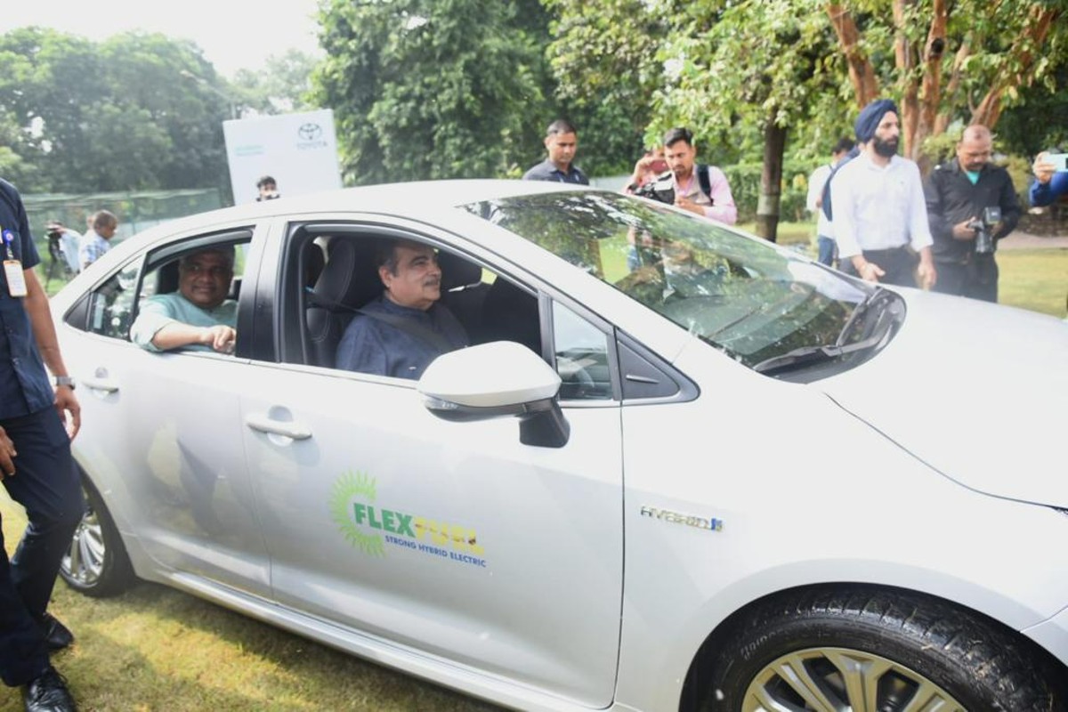 Nitin Gadkari Unveils Toyota Corolla Altis FlexFuel Car in India