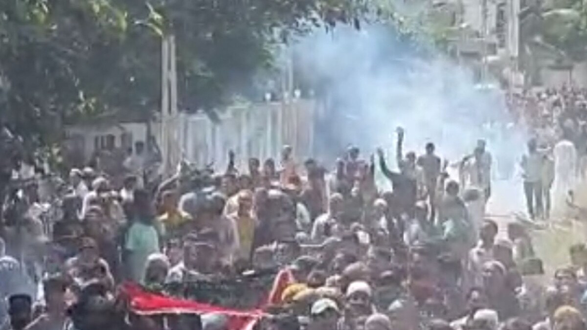 Protest Over Demolition Drive Turns Violent as Locals & Cops Clash in Gujarat's Porbandar; Tear Gas Used