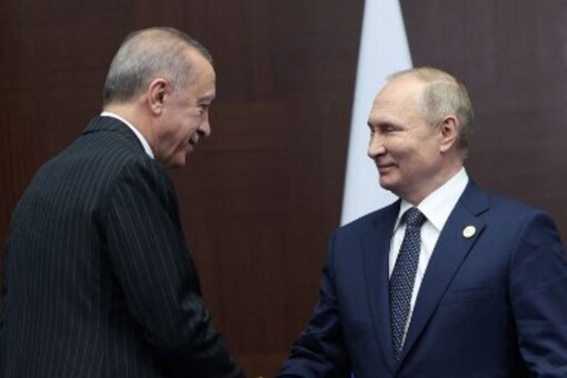 иҹҸԺյá Recep Tayyip Erdogan (L) ѺиҹҸԺ Vladimir Putin ͡ͺûЪǡѺҵáûѹСҧ (CICA) ͧʵҹ ѹ 13 Ҥ .. 2565 (AFP)