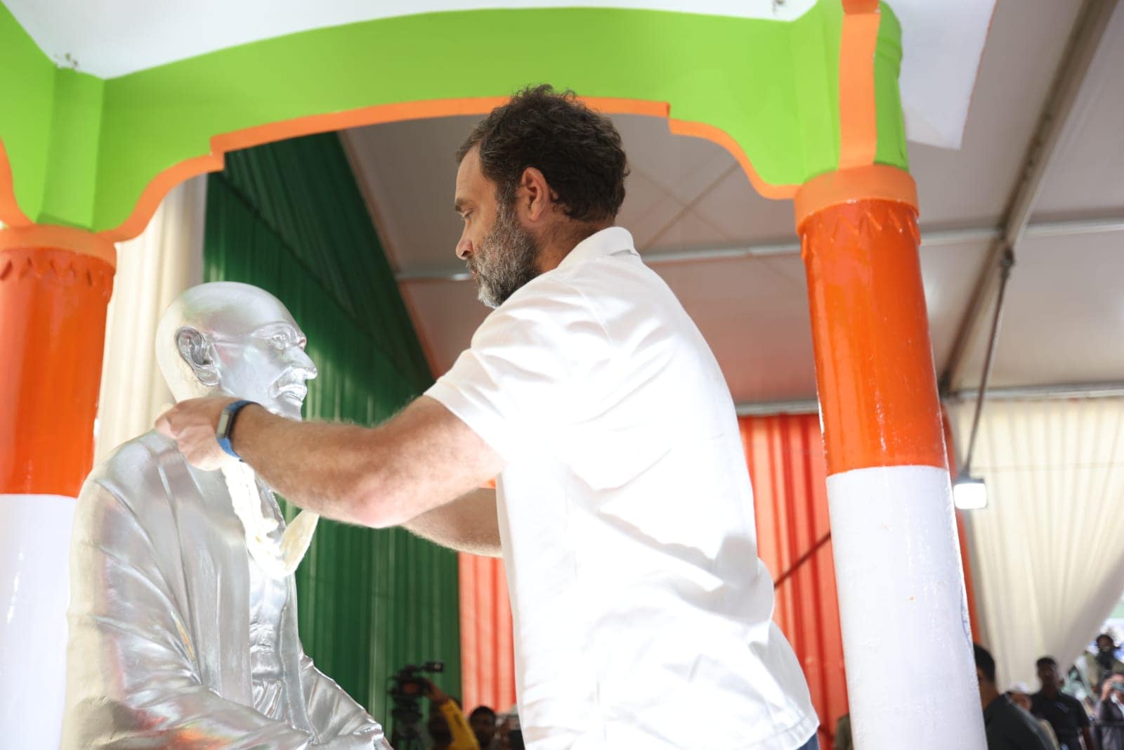 Rahul Gandhi paid tributes to Mahatma Gandhi on his 153rd birth anniversary at the Khadi centre where he also interacted with the weavers and their families and participated in a ‘bhajan’ session. (News18)