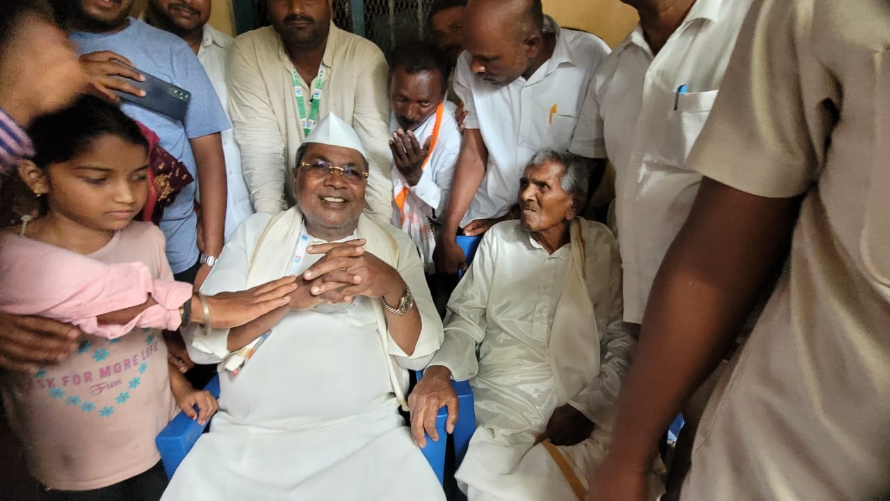 Rangappa (right), who retired as the Khadi centre in-charge and also took part in the freedom struggle, still vividly remembers watching Mahatama Gandhi use the spinning wheel when he visited the centre. (News18)