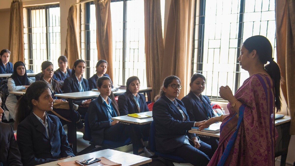 Gujarat Students Gherao DEO, Demand Regular Teachers News18