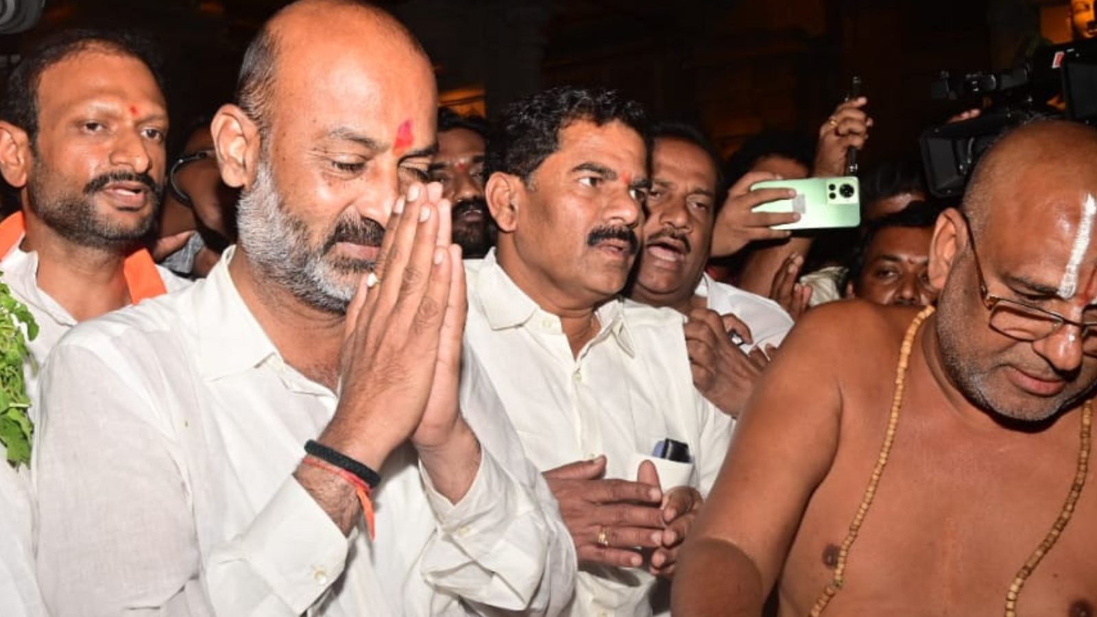 in-munugode-bypoll-battle-telangana-bjp-chief-s-temple-oath-over-trs-mlas-poaching-has-a-goa-connection