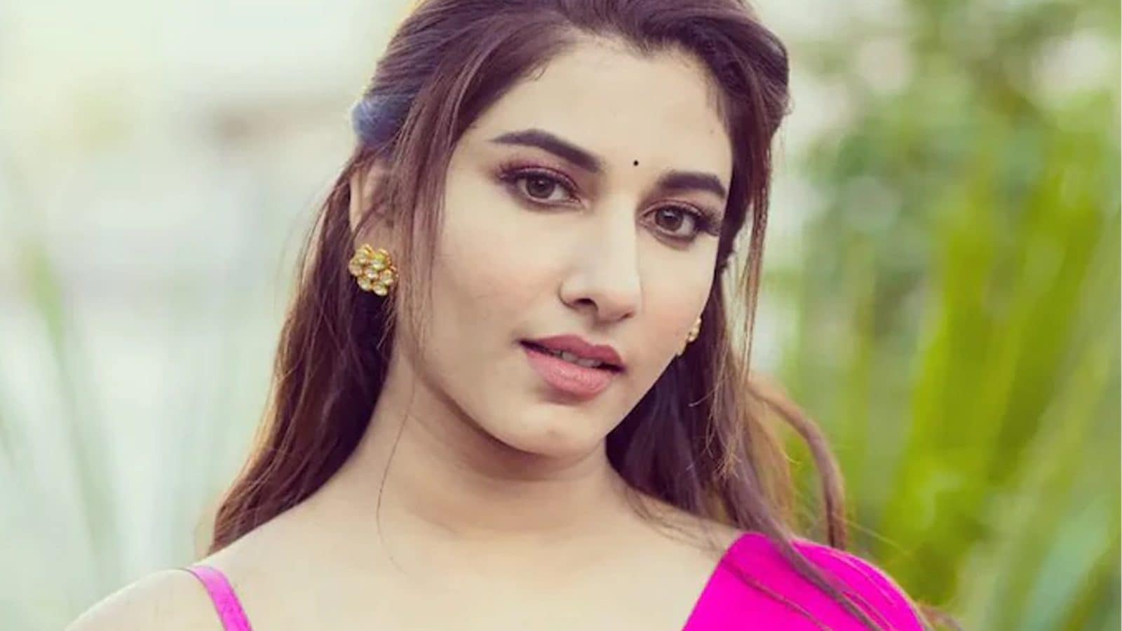 Vishnu Priya Sex Videos - Telugu Star Vishnupriya Bhamneni is Elegance Redefined in Pink Saree,  Marble-dyed Blouse
