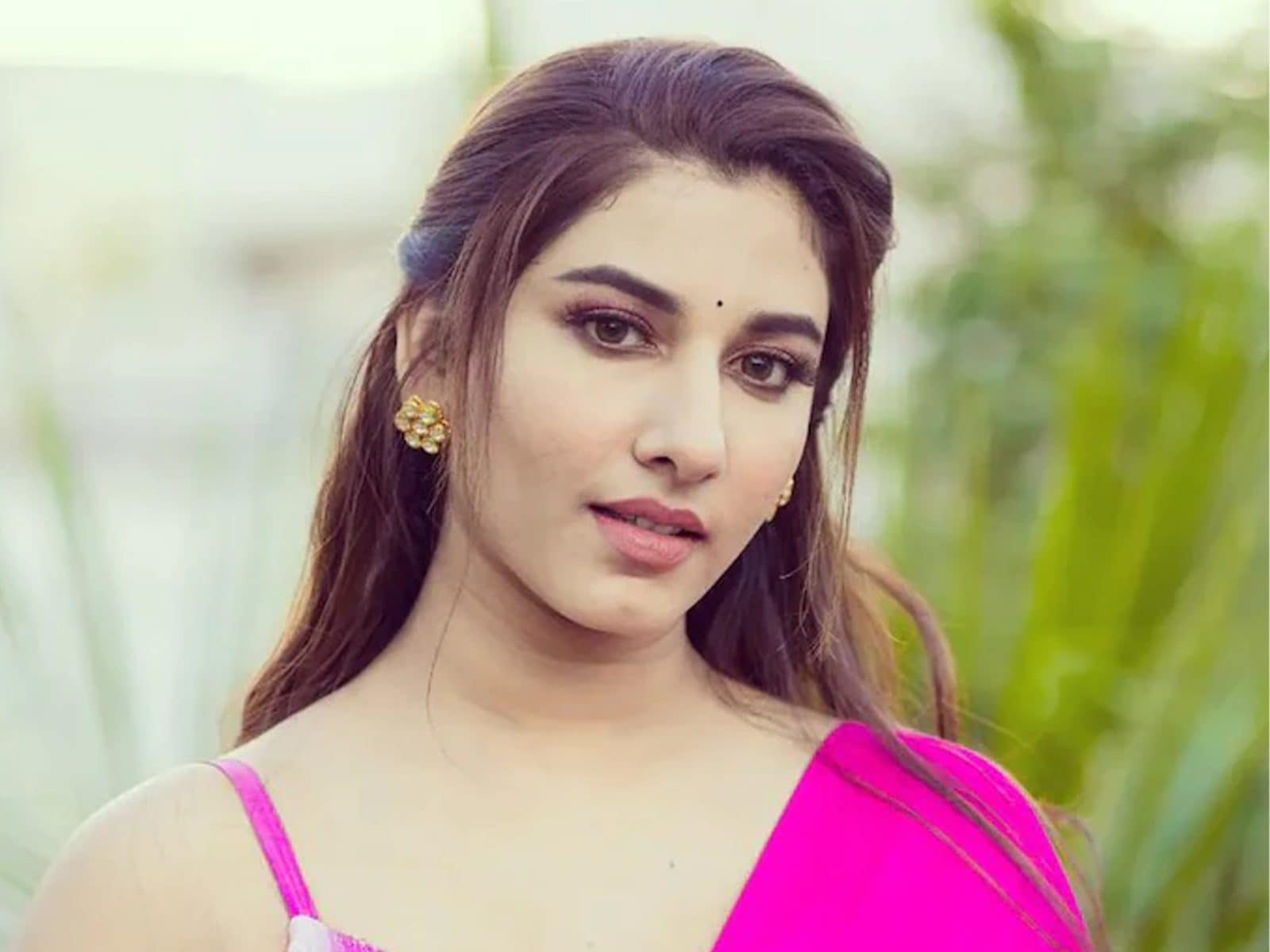 Vishnu Priya Sex Videos - Telugu Star Vishnupriya Bhamneni is Elegance Redefined in Pink Saree,  Marble-dyed Blouse - News18