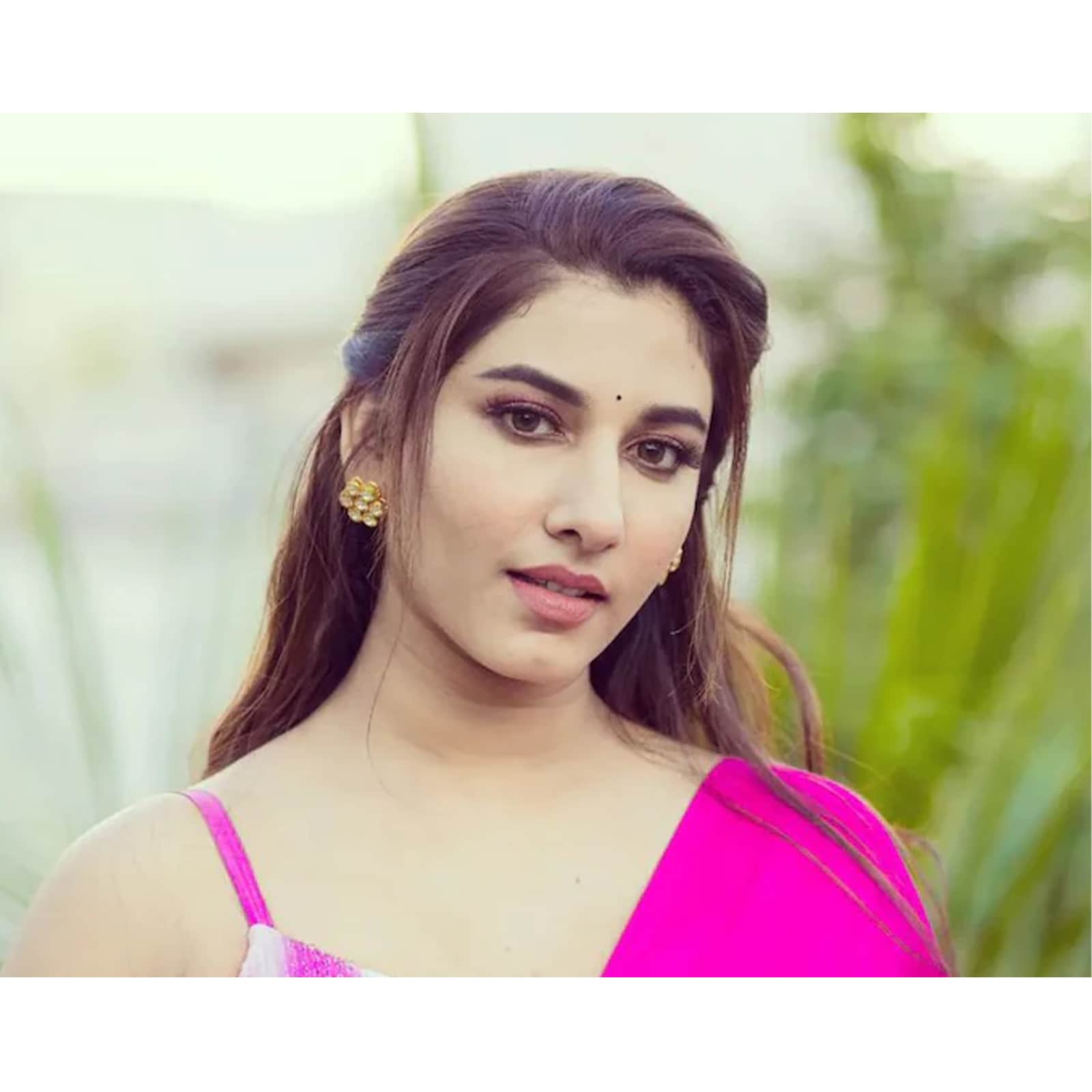 1600px x 1600px - Telugu Star Vishnupriya Bhamneni is Elegance Redefined in Pink Saree,  Marble-dyed Blouse - News18
