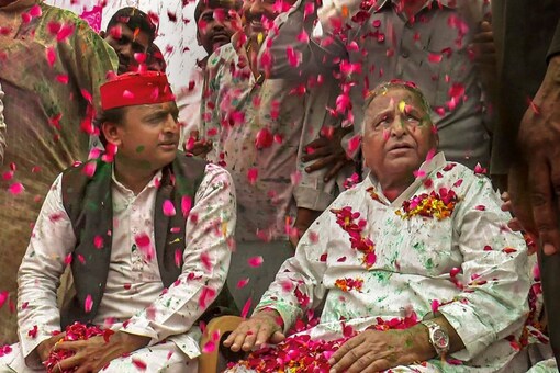 Akhilesh Yadav иҹä Samajwadi Ѻ Mulayam Singh Yadav ͵ SP ҧͧ Holi ҹԴͧǡ Saifai ѹʺշ 21 չҤ 2019 (ٻҾ PTI)