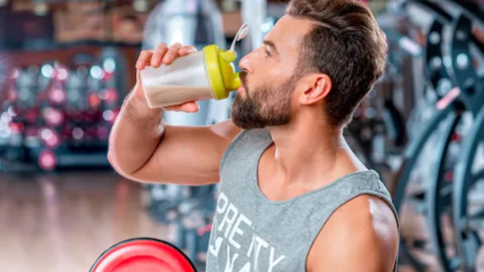 Можно ли пить протеин во время тренировки. Спортивное питание коктейли. Фитнес коктейль. Пьет протеин. Спортсмен пьет коктейль.