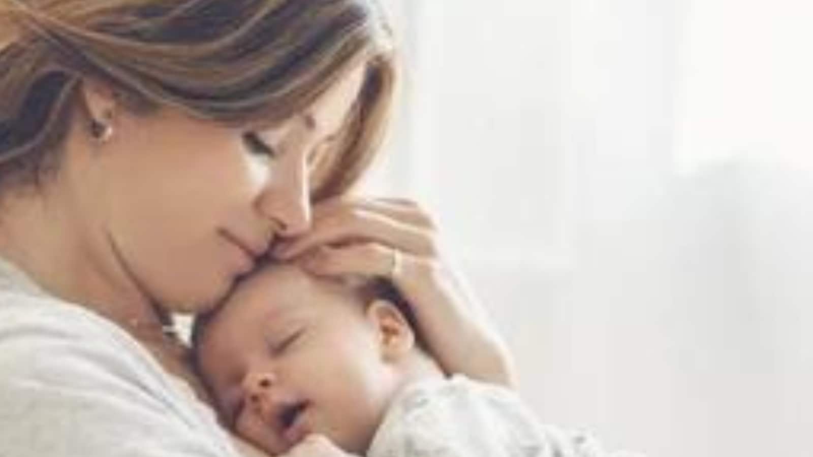 7 Things To Keep In Mind Before Visiting A New Mom And Her Newborn