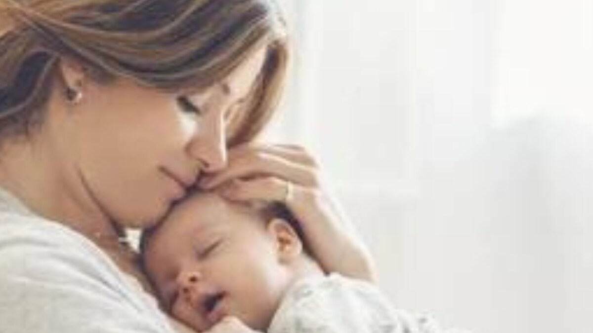 7 Things To Keep In Mind Before Visiting A New Mom And Her Newborn Baby