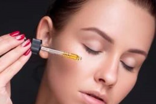 Use hyaluronic acid serums to hydrate the skin or use the salicylic acid-based serum if you have breakouts on the skin. (Image: Shutterstock)