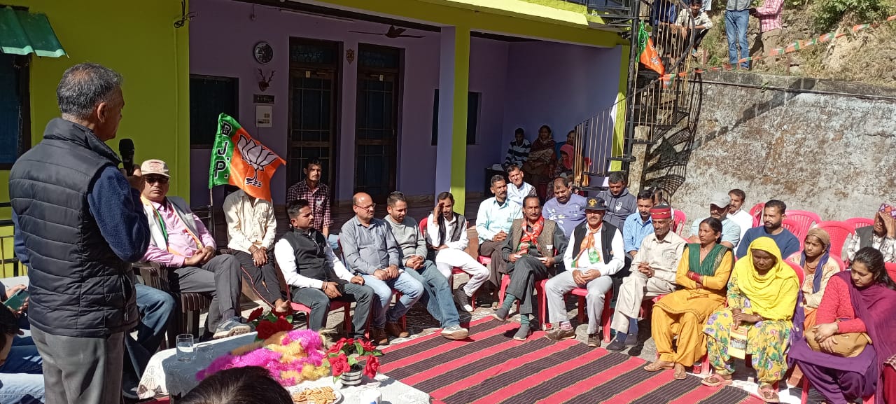 सुखराम, उनके बेटे अनिल शर्मा और आश्रय 2017 के विधानसभा चुनाव से पहले तत्कालीन मुख्यमंत्री वीरभद्र सिंह के साथ मतभेदों के बाद भाजपा में शामिल हो गए थे। (फोटो: न्यूज18)