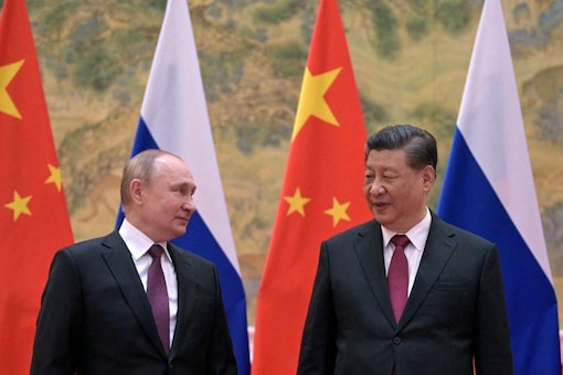 File photo of Russian President Vladimir Putin (L) and his Chinese counterpart Xi Jinping. (Image: Reuters)