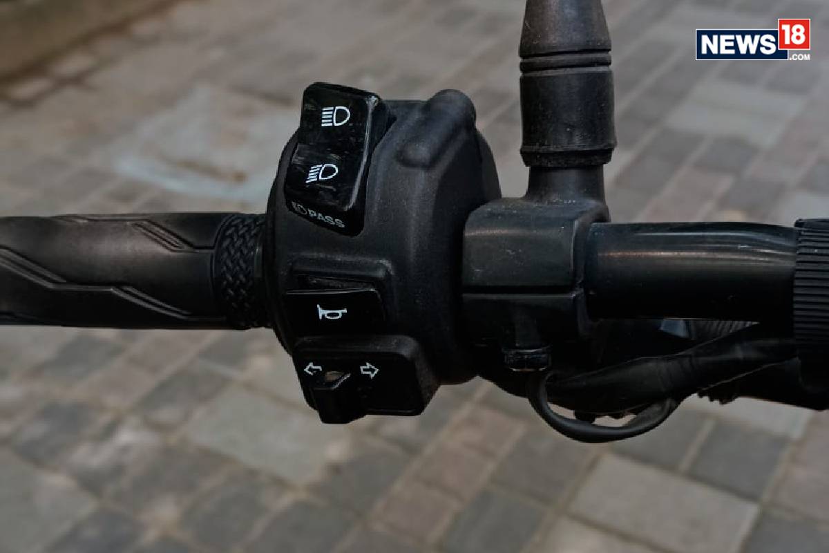 Yamaha MT-15 V2 संकेतक स्विच
