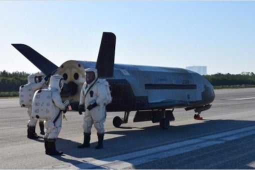 Ҿ¡ͧѾҡѰ ҹ X-37B Orbital Test Vehicle áԨ 4 ͧͧѾҡŧʹ Kennedy Space Center Shuttle Landing Facility ͧ NASA 㹿Դ  (Ϳ)