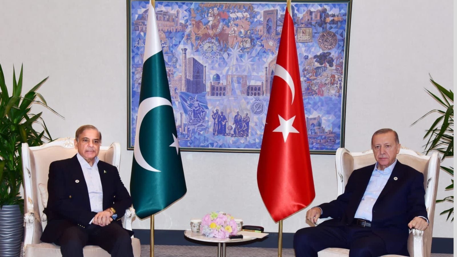 Pakistan Başbakanı Shahbaz Sharif bugün iki günlük bir ziyaret için Türkiye’ye gidiyor ve 6 ay içinde ülkeye ikinci ziyaretini gerçekleştiriyor.