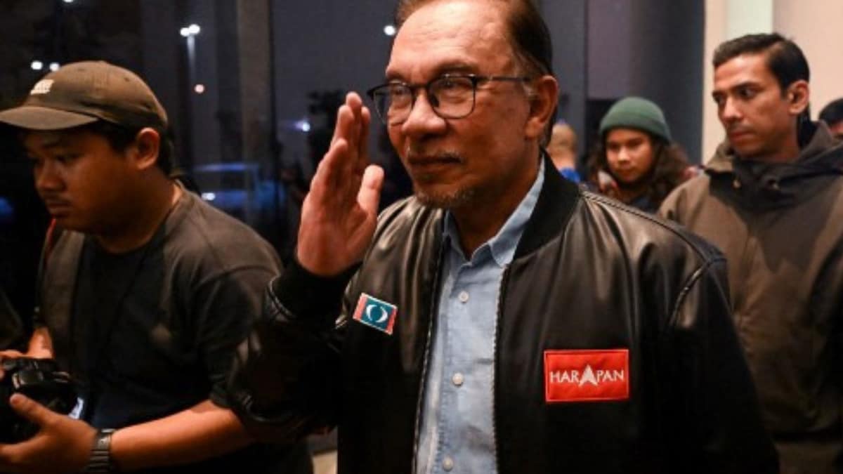 Malaysia's Anwar Claims Majority After Vote, But Rival Does Not Concede