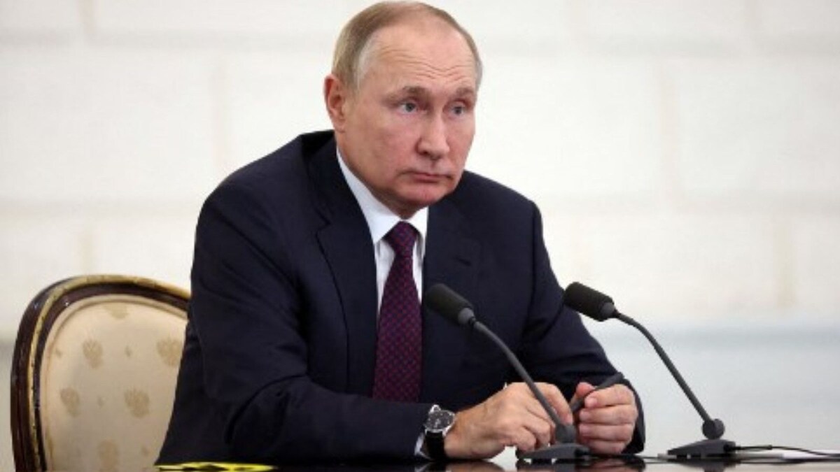 Is Putin Sick? Photos Show Russian President's Hands Turning Black, Add Fuel to Health Rumours