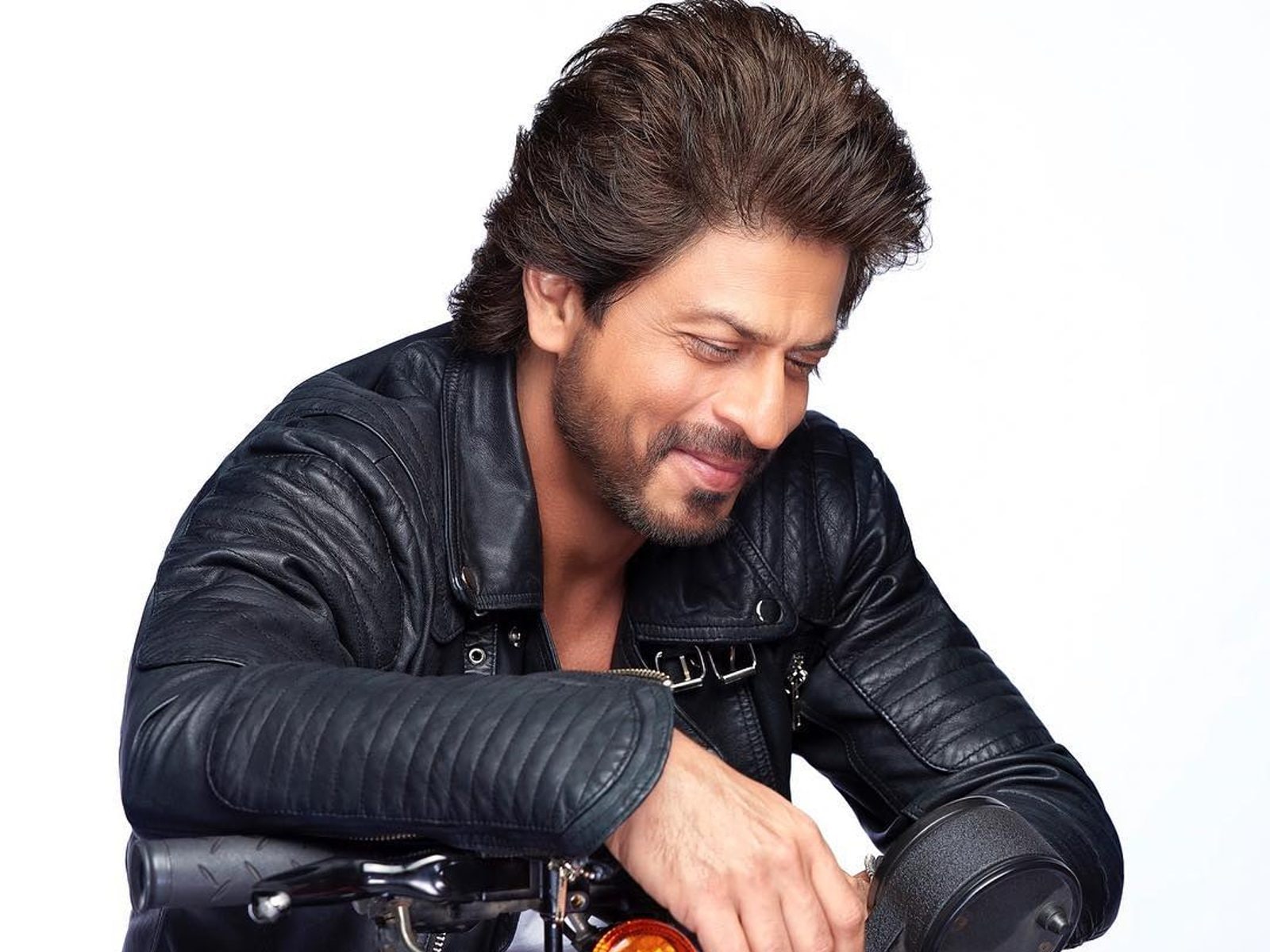 Uff! SRK says no to his signature suits and turns into an eye-candy