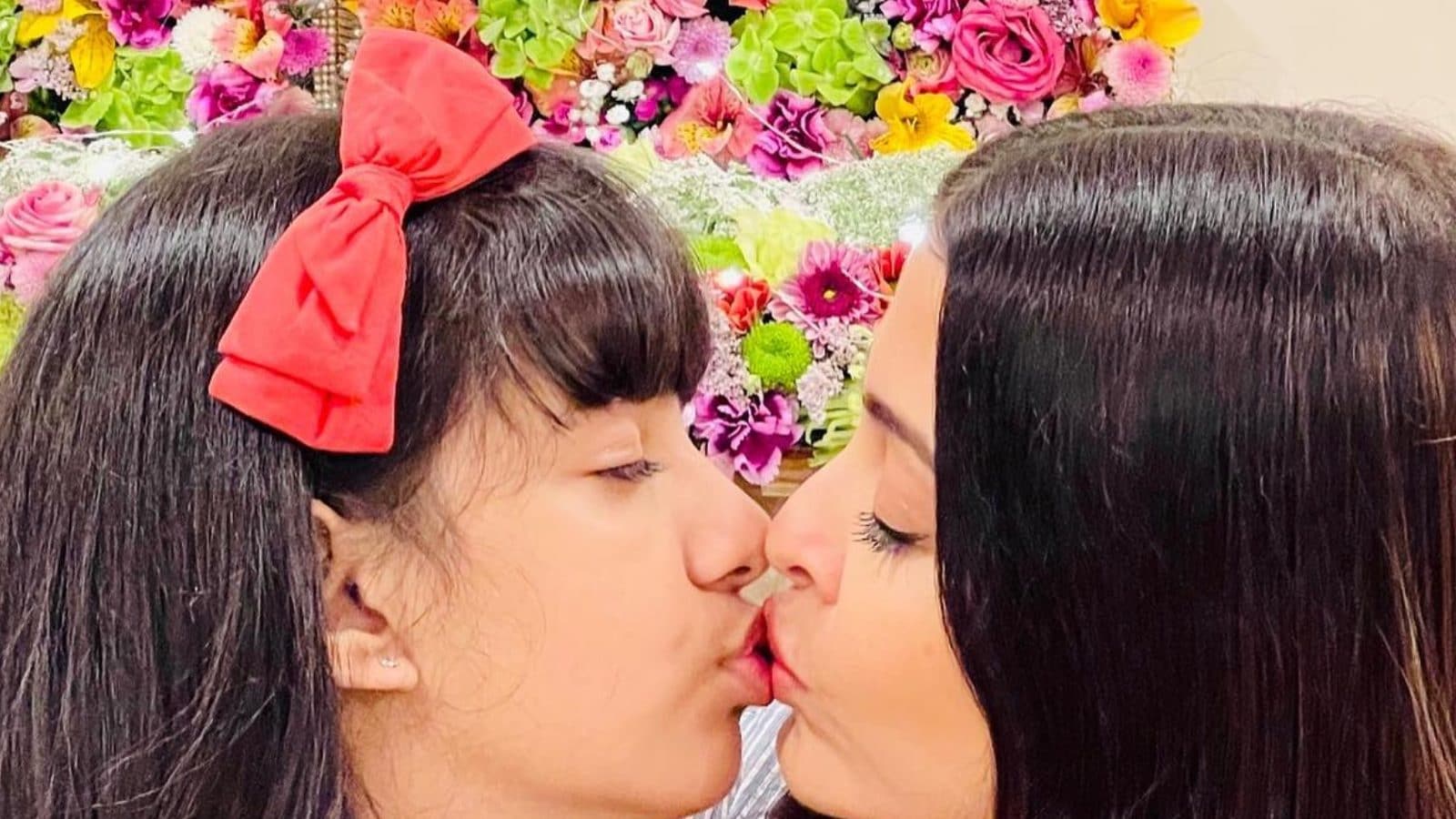 Aishwarya Rai Bachchan Brutally Trolled for Kissing Aaradhya Bachchan on  Lips in Viral Birthday Pic - News18