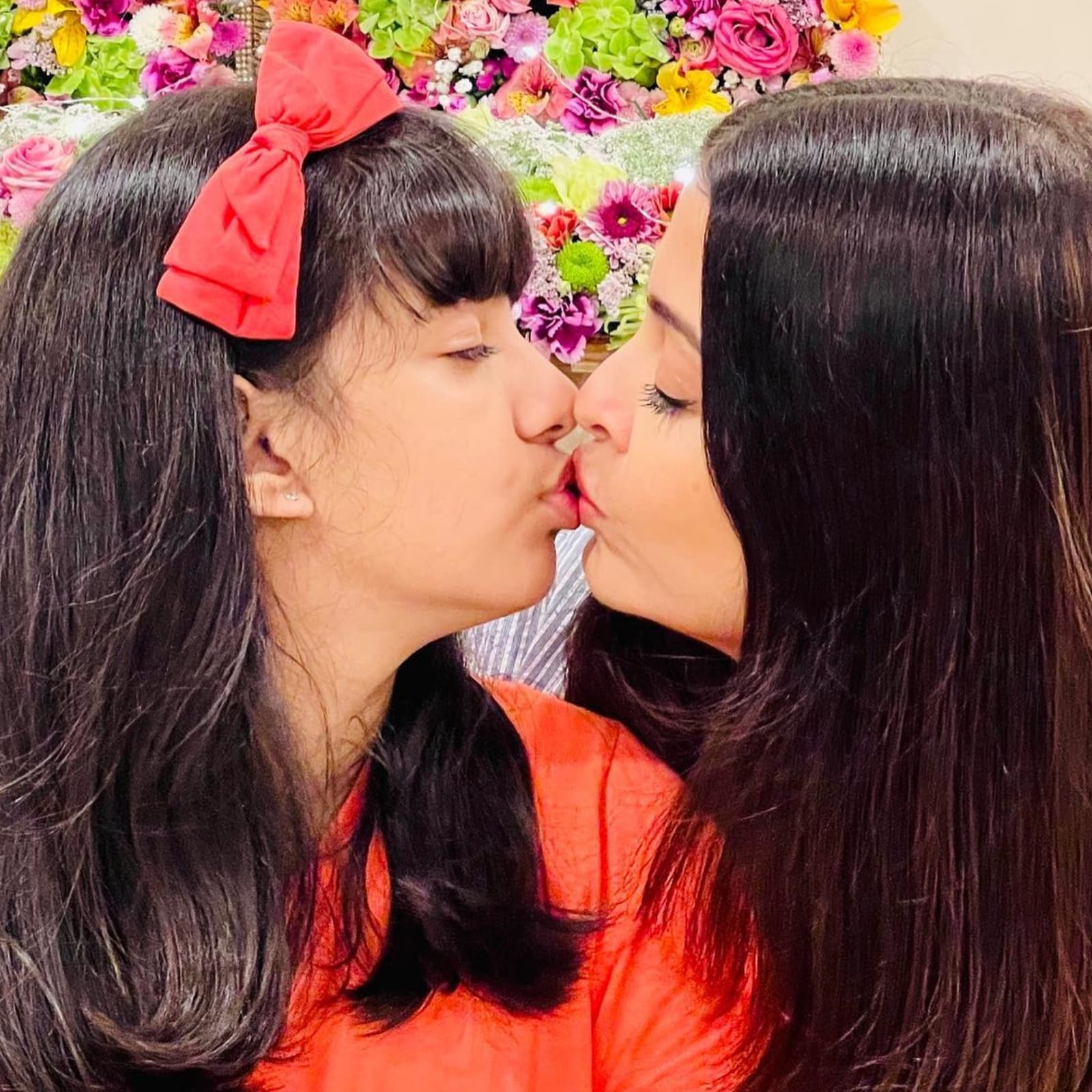 Aishwarya Sex Videos - Aishwarya Rai Bachchan Brutally Trolled for Kissing Aaradhya Bachchan on  Lips in Viral Birthday Pic - News18