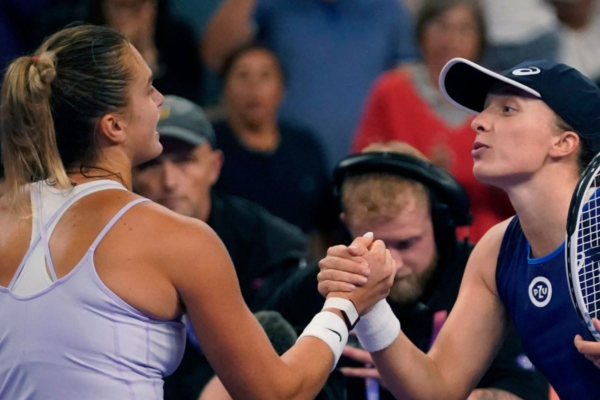 Sabalenka vence jogo adiado por chuva e pega Swiatek na semifinal do WTA  Finals