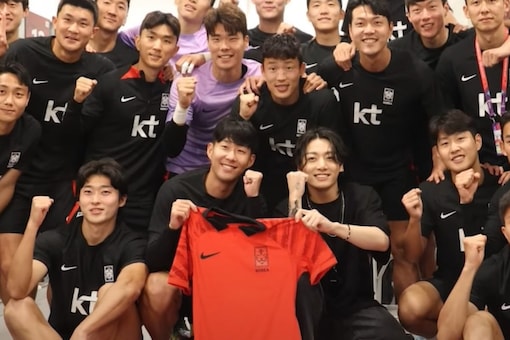 BTS member Jungkook meets South Korean team participating in the 2022 FIFA World Cup. (Pic: Screengrab from a video by 
SPORTS-G/YouTube)
