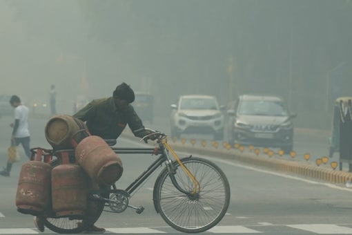 32 per cent people also held the central government responsible for showing lack of leadership and interest in coordinating measures to tackle pollution problems and working with the Delhi and Punjab governments.
(File photo/PTI)
