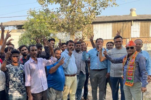 Suresh Patel (in organge cap), from New Jersey, has come to Ranoli village in Anand district for campaigning. There are 80 people in Gujarat from Australia, New Zealand, USA, Fiji, and England. (Photo: Pragya Kaushika/ News18)
