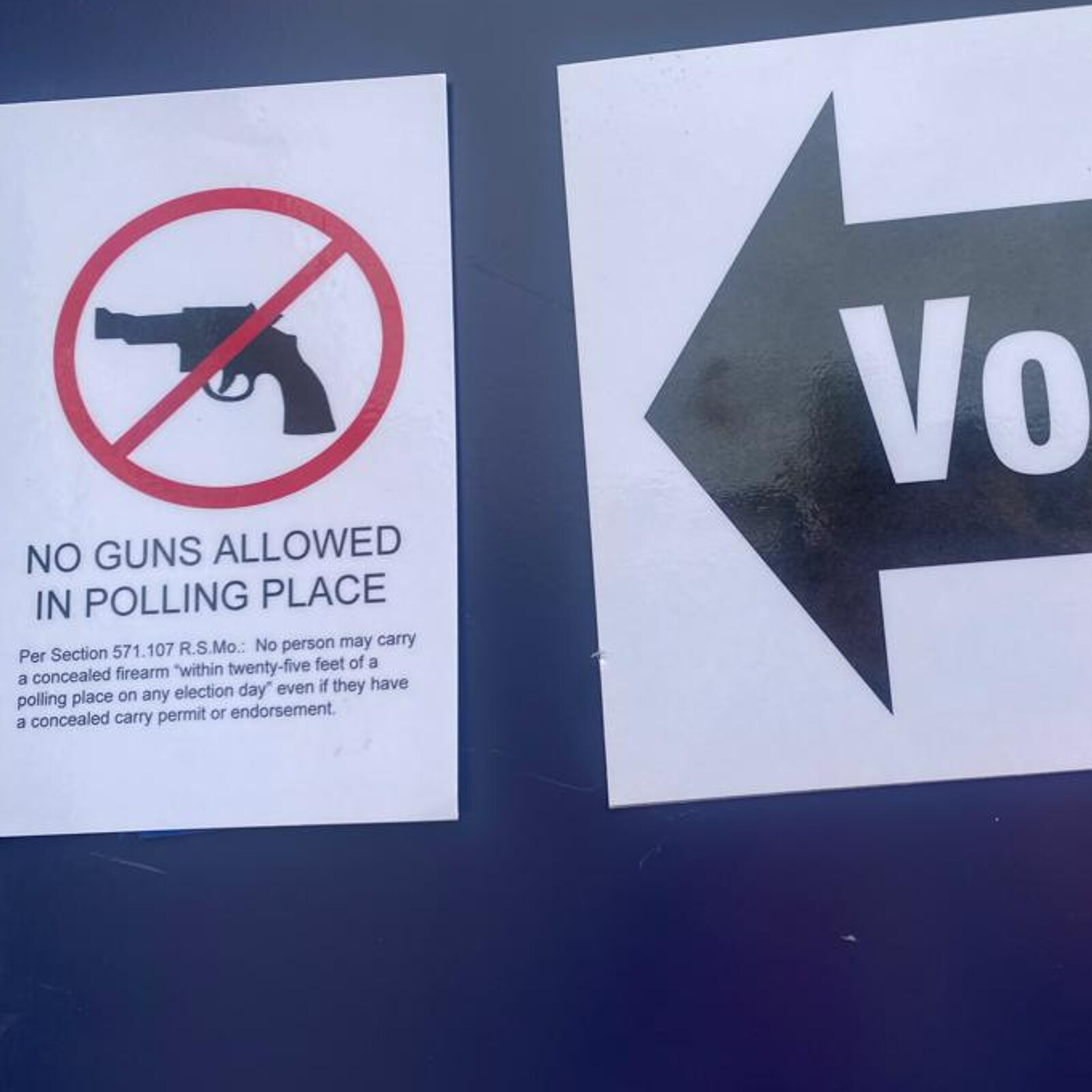 Sem armas perto da cabine de votação, uma sinalização do lado de fora de uma cabine de votação dentro do programa da Escola Primária Barack Obama no Missouri (Foto: Kamalika Sengupta/News18)