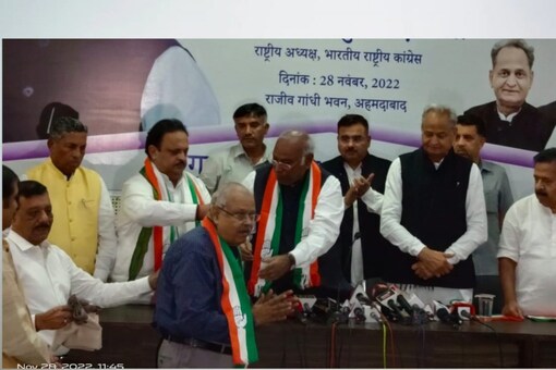 Congress president Mallikarjun Kharge inducted 75-year-old Vyas into the party in Ahmedabad. (Photo by @arjunmodhwadia)