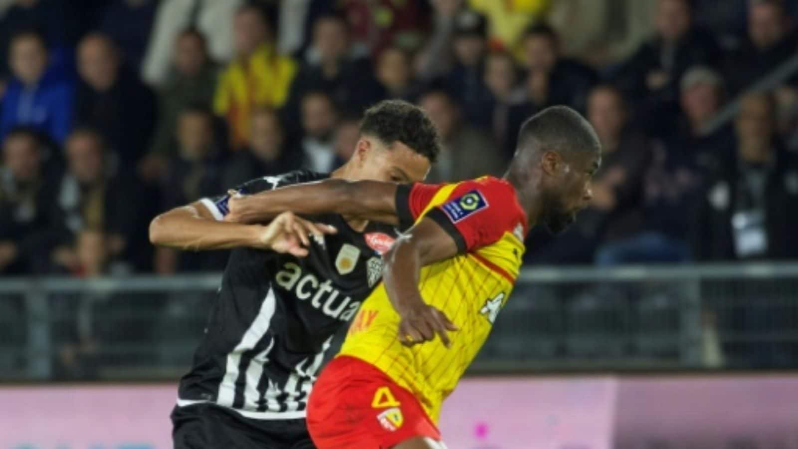 Lens Edge Angers to Keep Pressure on PSG