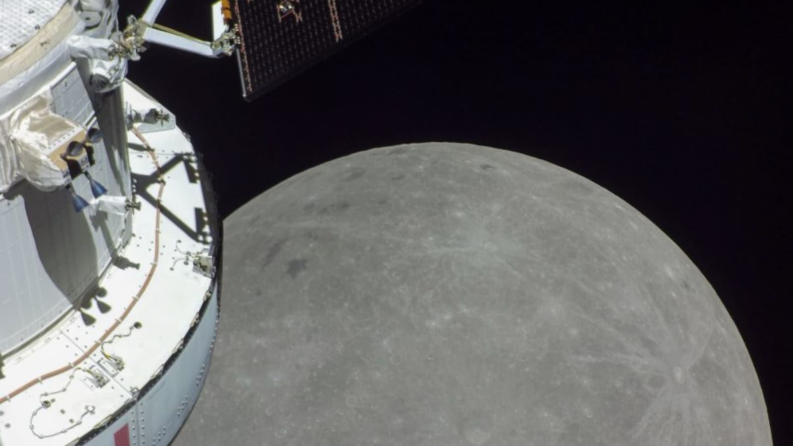 Nasas Artemis 1 Orion Spacecraft Completes Closest Moon Fly By Captures Stunning Images 