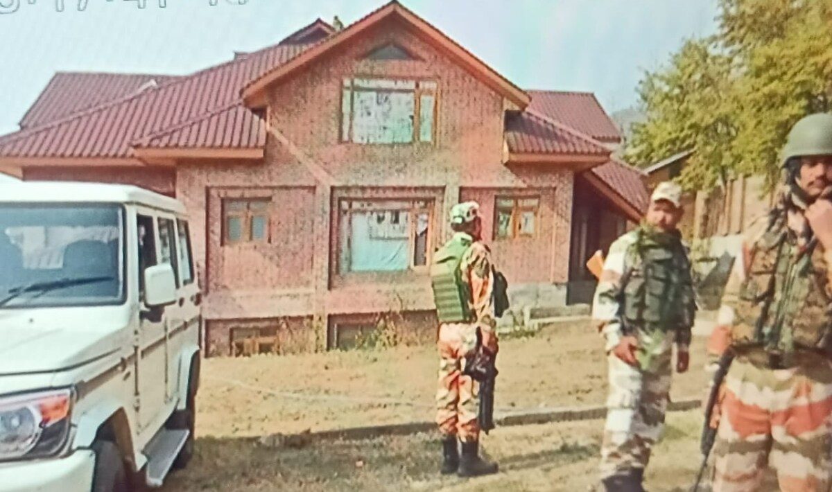 श्रीनगर उपनगर के खैम्बर में महबूबा मुफ्ती की बहन का घर, बाहर सुरक्षा व्यवस्था