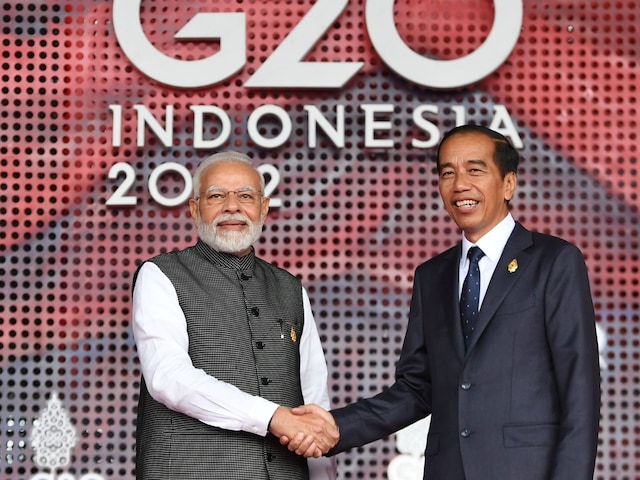 Indonesian President Joko Widodo welcomes PM Modi at the G20 Summit in Bali. (Image: @MEAIndia)