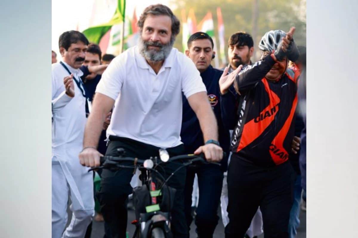 Bharat Jodo Yatra Heads for Ujjain in MP; Rahul Gandhi Seen Riding Bicycle Briefly