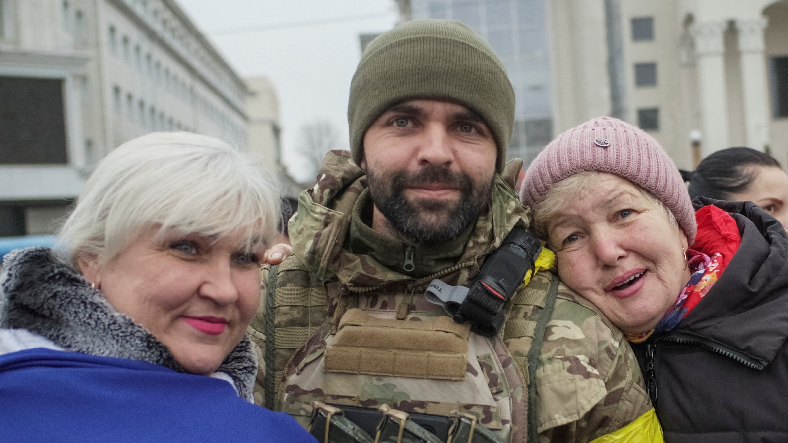 Ukrainian Soldiers Get Treated Like Celebrities in ‘Liberated’ Kherson Ukrainian Soldiers Get Treated Like Celebrities in ‘Liberated’ Kherson