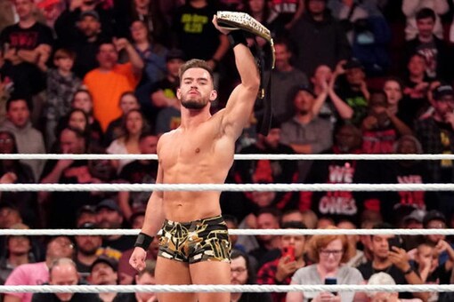 Ѿ WWE RAW: Seth Rollins ѡҵ˹Ѱԡ ͧ Theory Ruins