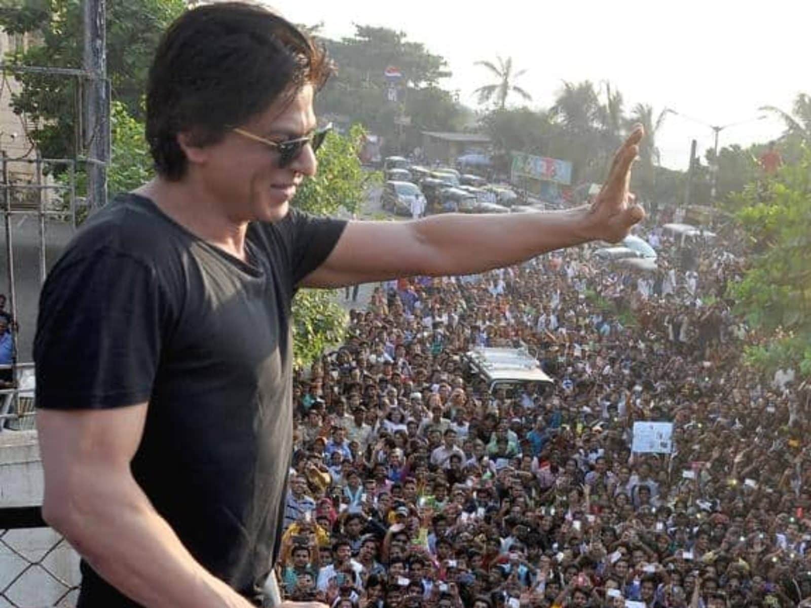 When Shah Rukh Khan Gifted Rajinikanth a Car | Filmfare.com