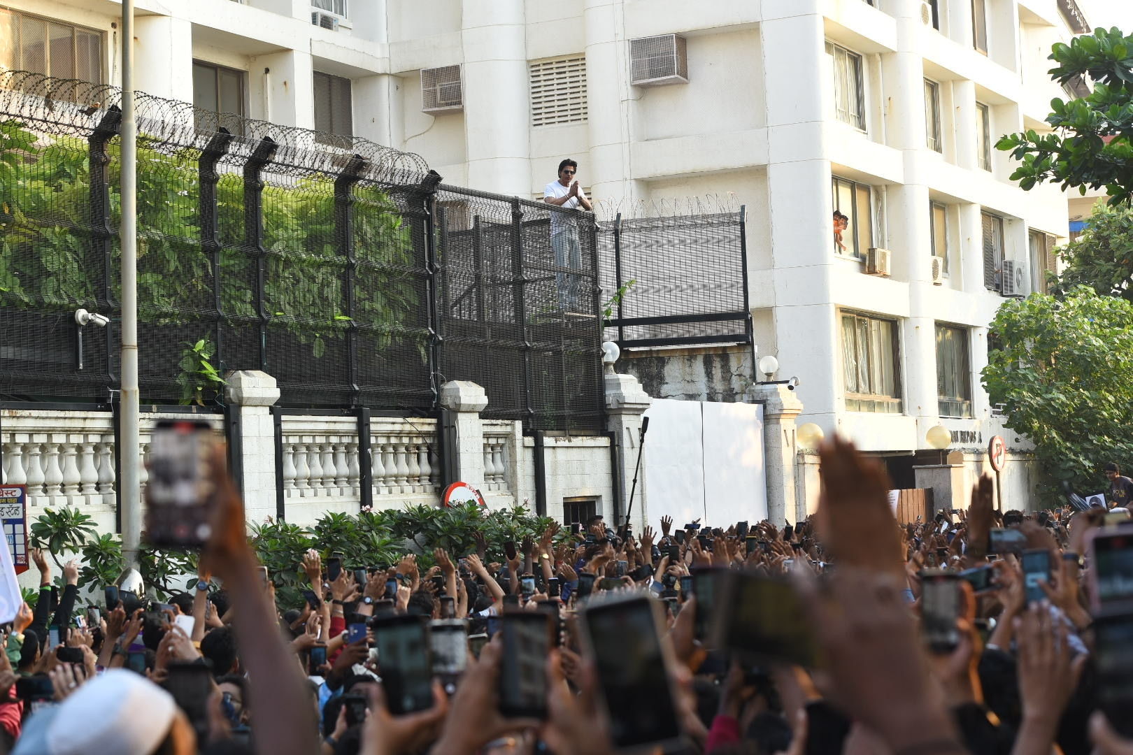Shah Rukh Khan Celebrates 57th Birthday At Mannat Surrounded By His Die ...
