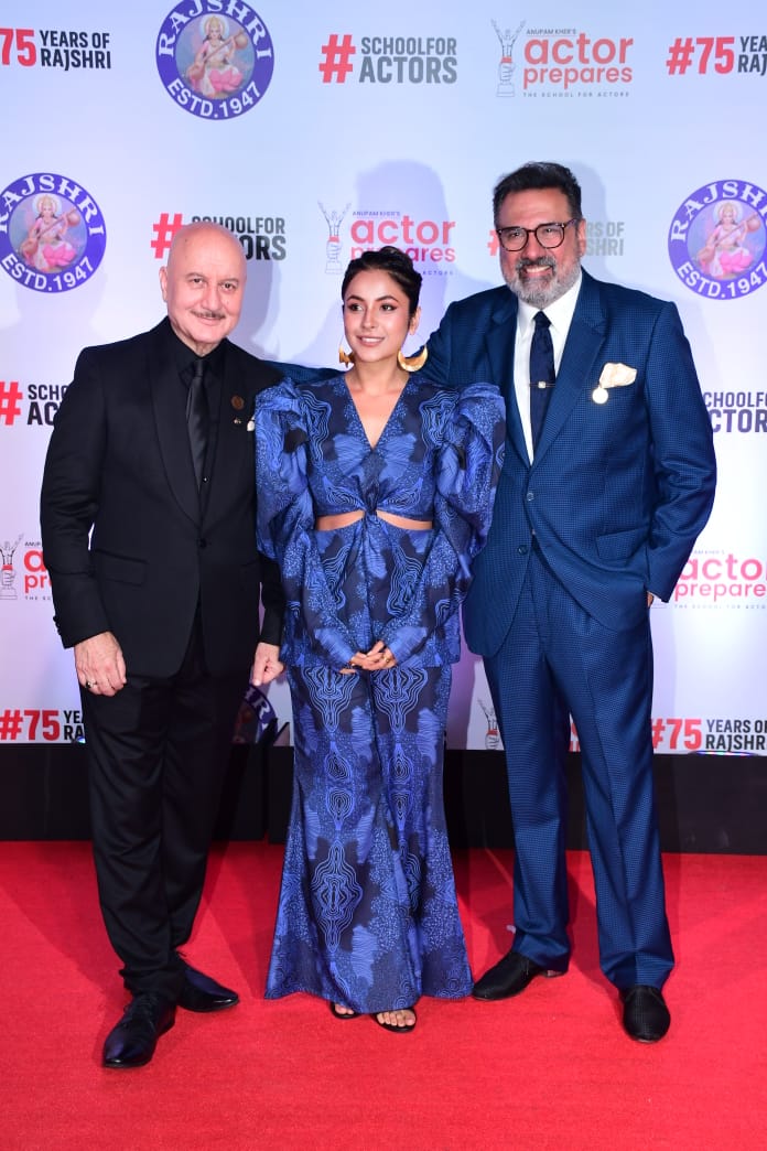 Anupam Kher and Boman Irani pose with Shehnaaz Gill at the premiere of Uunchai. (Pic: Viral Bhayani)