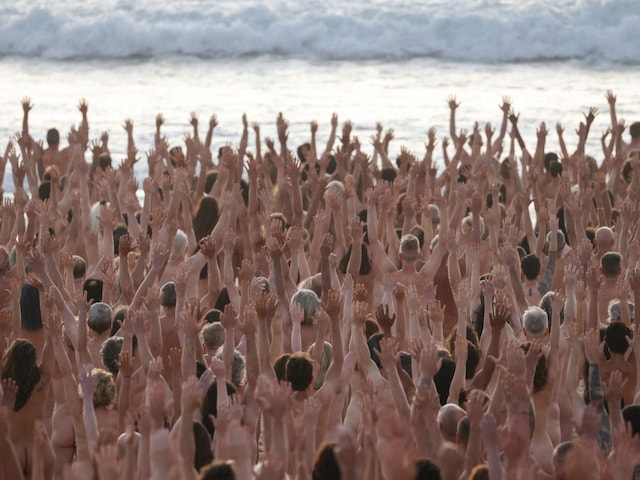 People stand naked as part of artist Spencer Tunick's art installation to raise awareness of skin cancer and encourage people to have their skin checked (Reuters Photo)