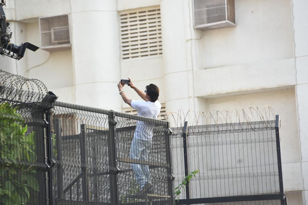 Shah Rukh Khan takes a selfie with his fans outside Mannat. (Photo: Viral Bhayani) 