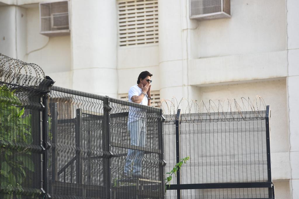 Shah Rukh Khan gives a flying kiss to his fans on his 57th birthday. (Photo: Viral Bhayani) 