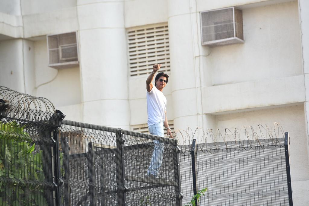 Shah Rukh Khan waves at fans gathered outside Mannat. (Photo: Viral Bhayani) 