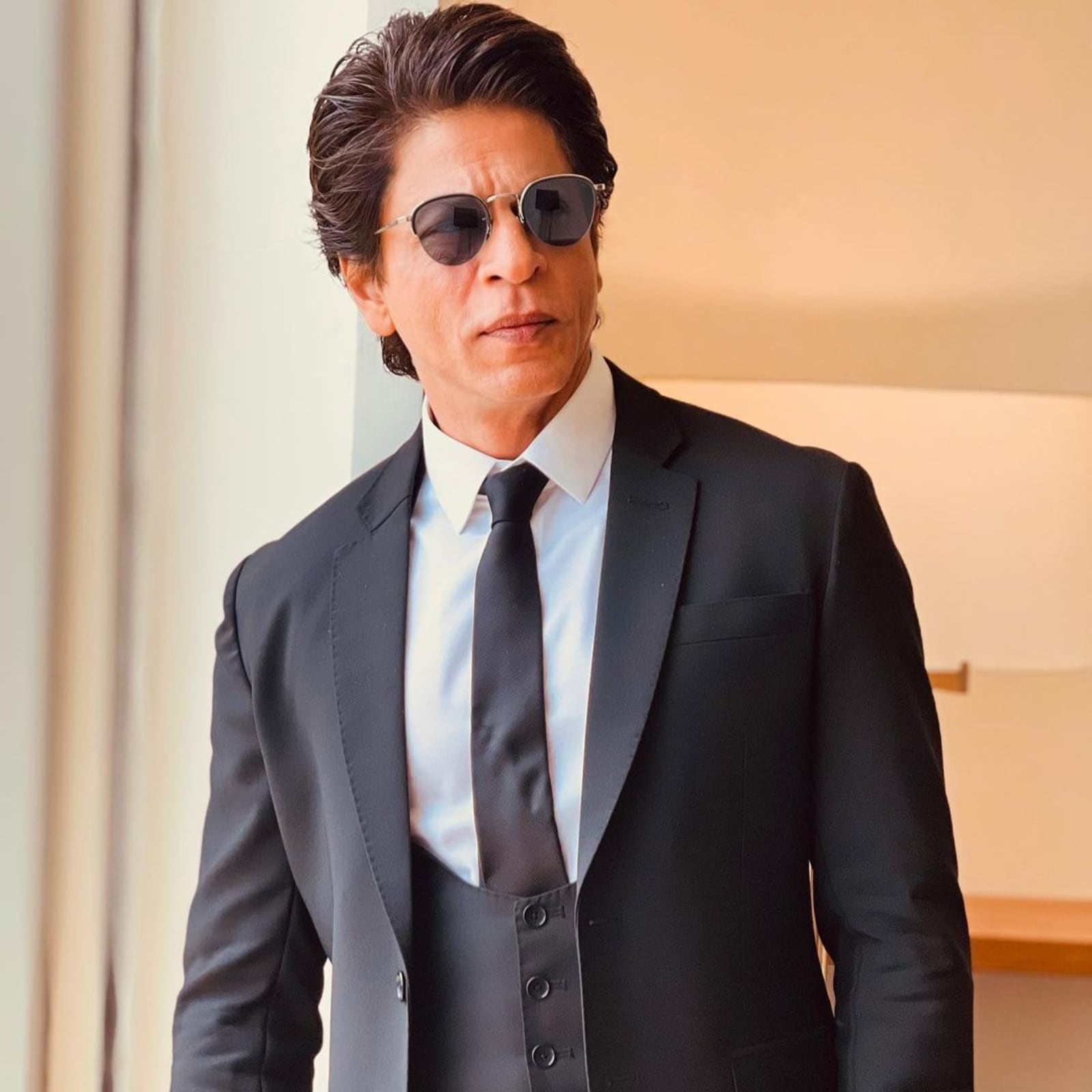 WHAT! Shah Rukh Khan's Blue Wristwatch Cost Will Surely Blow Your
