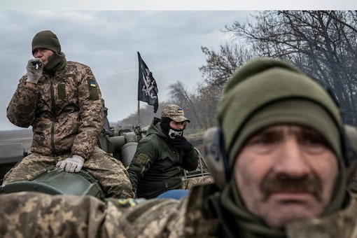 Ukrainian servicemen near a frontline in Kherson region in Ukraine (Reuters Photo)